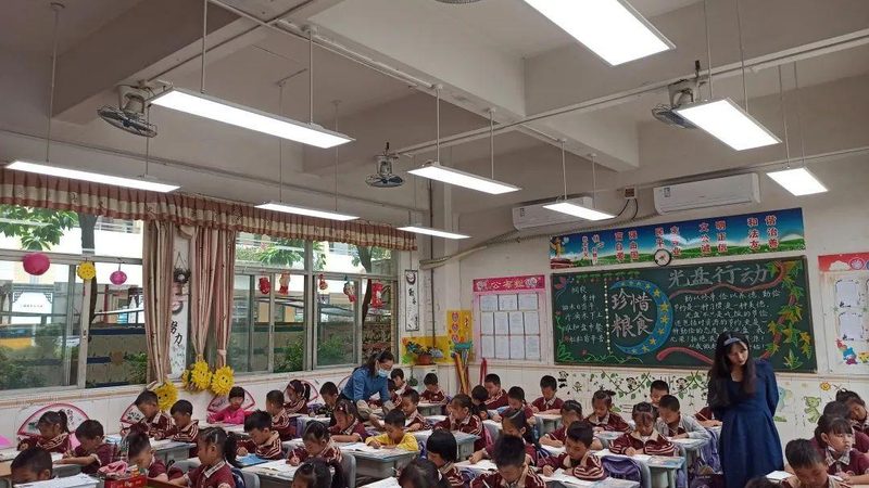 圆形发光面与长条形护眼台灯：如何选择更适合自己的照明解决方案**